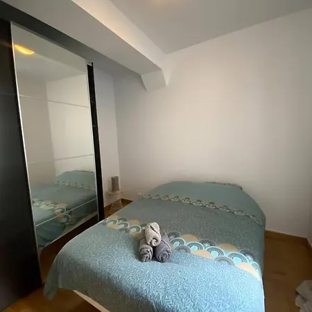 Les Flots Bleu Apartment